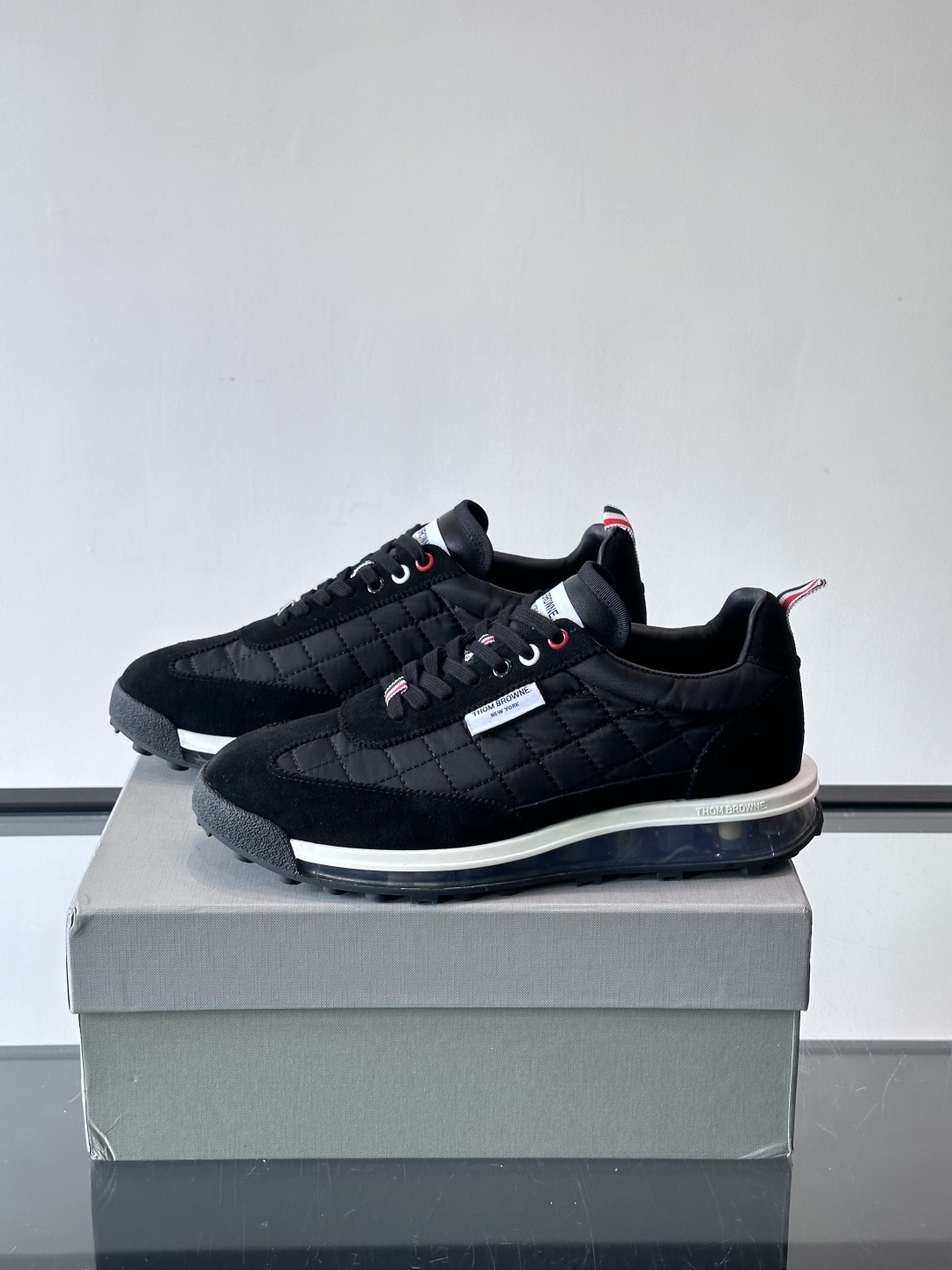 Thom Browne男士气垫休闲鞋，麂皮+网布拼接，质感细腻又透气。标志性红白蓝鞋带，辨识度超高。透明