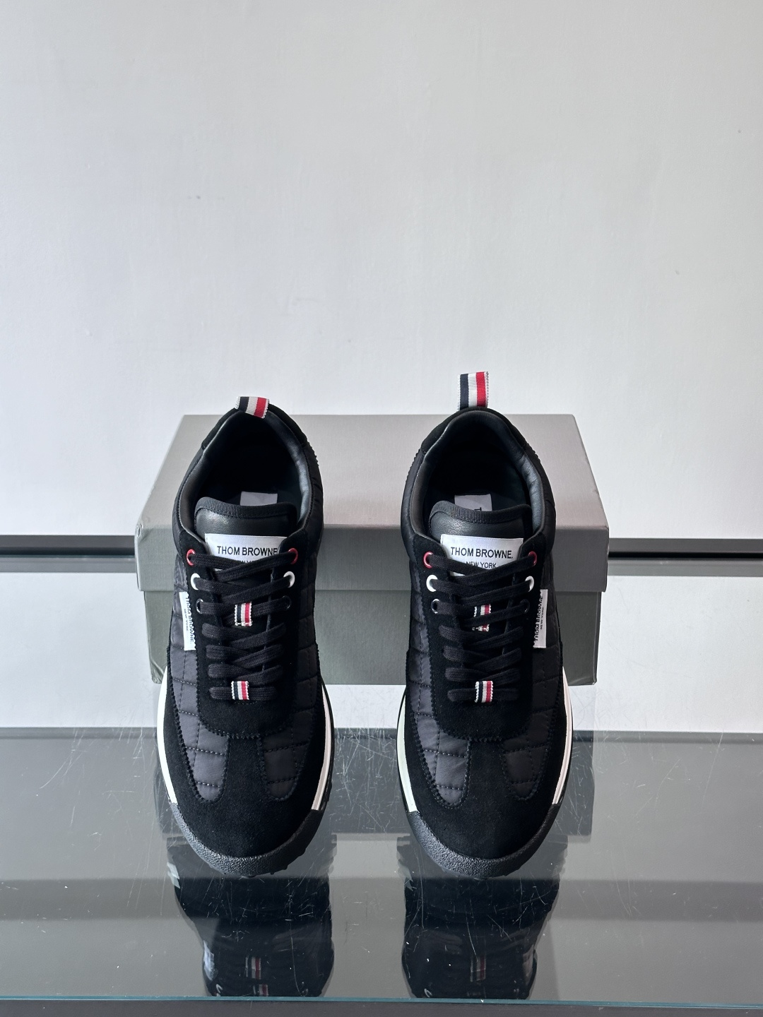 Thom Browne男士气垫休闲鞋，麂皮+网布拼接，质感细腻又透气。标志性红白蓝鞋带，辨识度超高。透明