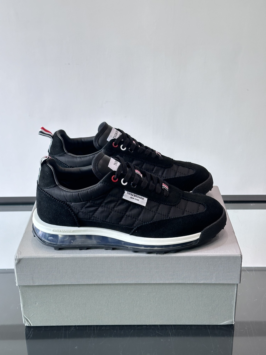 Thom Browne男士气垫休闲鞋，麂皮+网布拼接，质感细腻又透气。标志性红白蓝鞋带，辨识度超高。透明