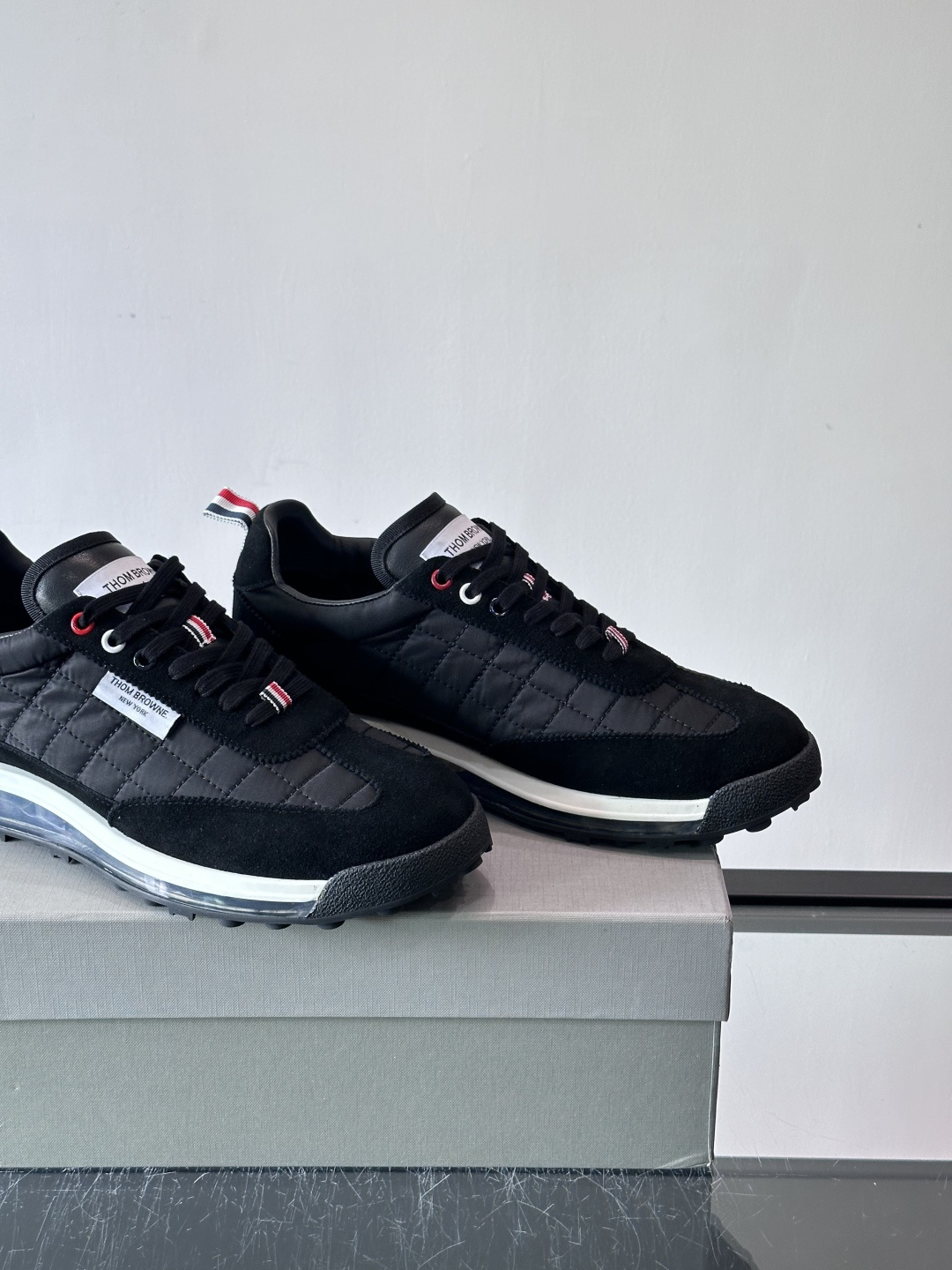 Thom Browne男士气垫休闲鞋，麂皮+网布拼接，质感细腻又透气。标志性红白蓝鞋带，辨识度超高。透明