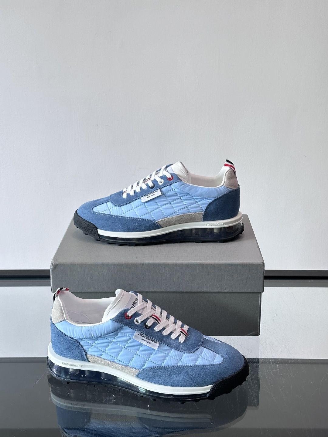 Thom Browne男士气垫休闲鞋，麂皮+网布拼接，质感细腻又透气。标志性红白蓝鞋带，辨识度超高。透明