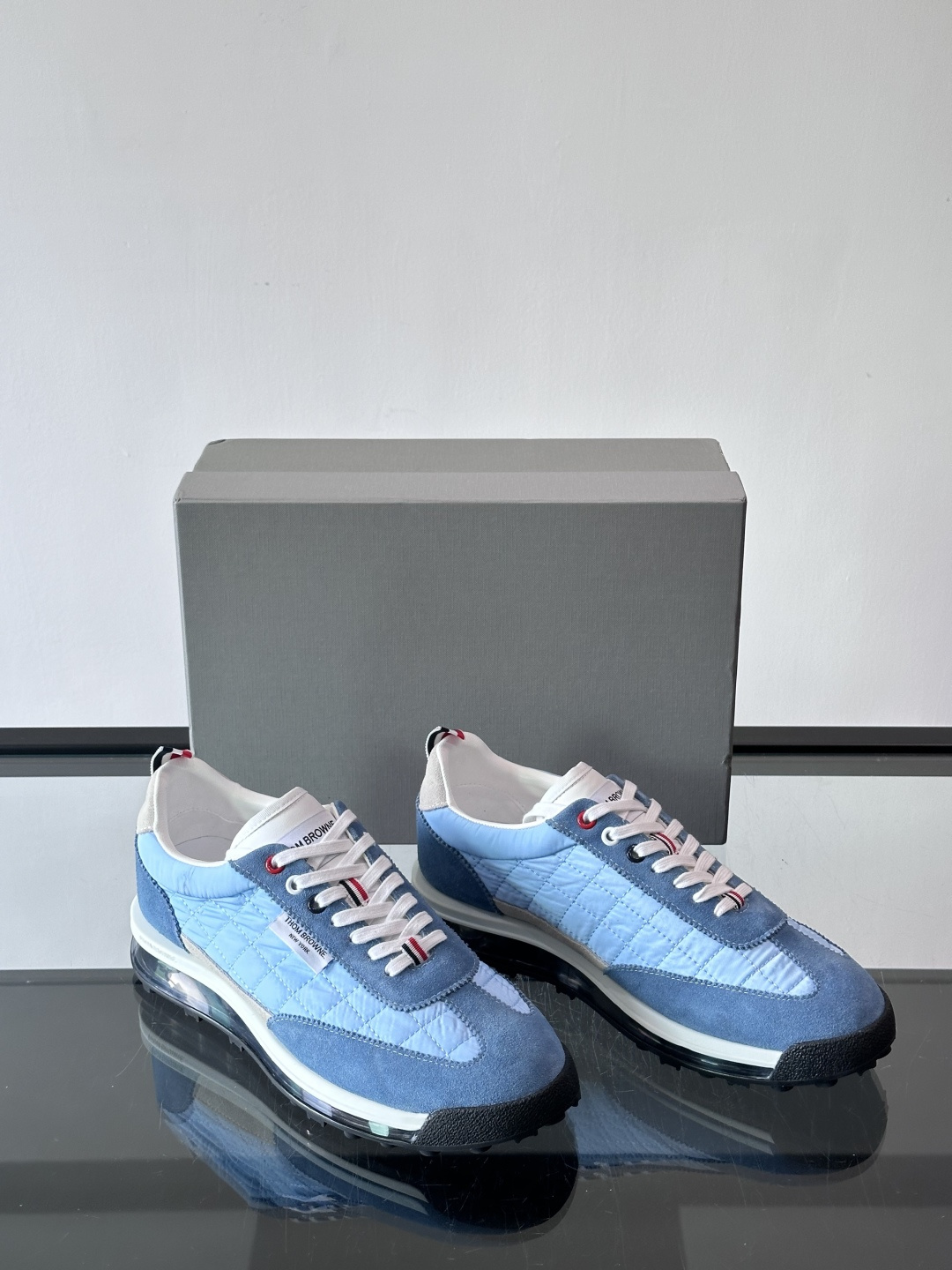 Thom Browne男士气垫休闲鞋，麂皮+网布拼接，质感细腻又透气。标志性红白蓝鞋带，辨识度超高。透明