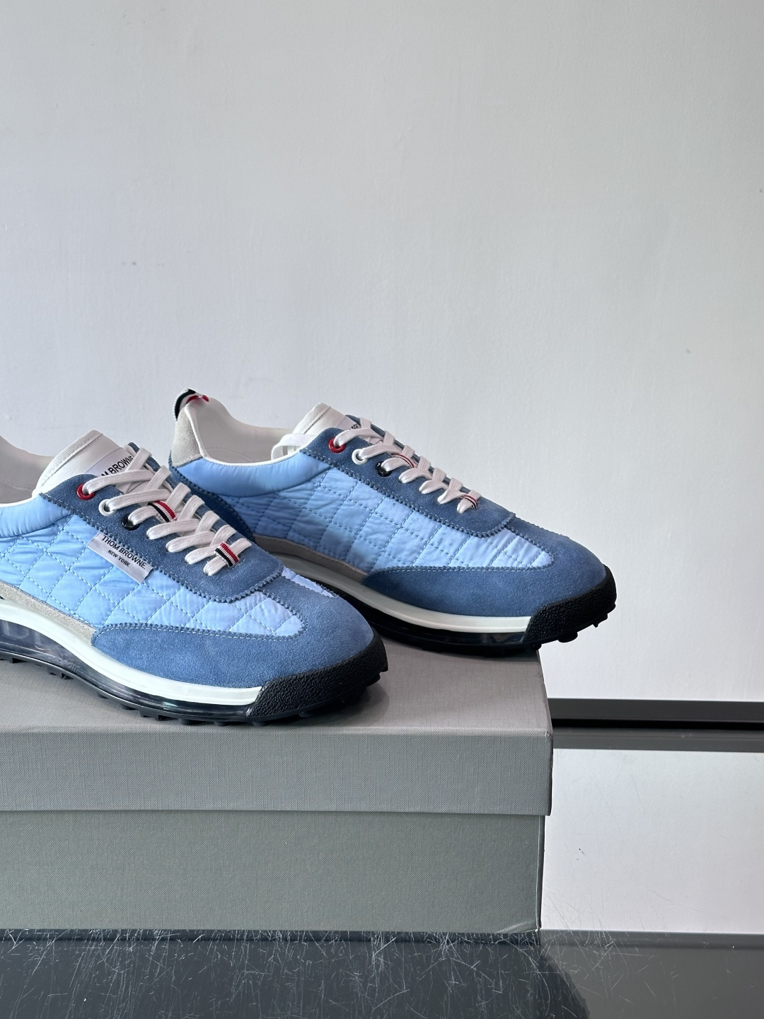Thom Browne男士气垫休闲鞋，麂皮+网布拼接，质感细腻又透气。标志性红白蓝鞋带，辨识度超高。透明