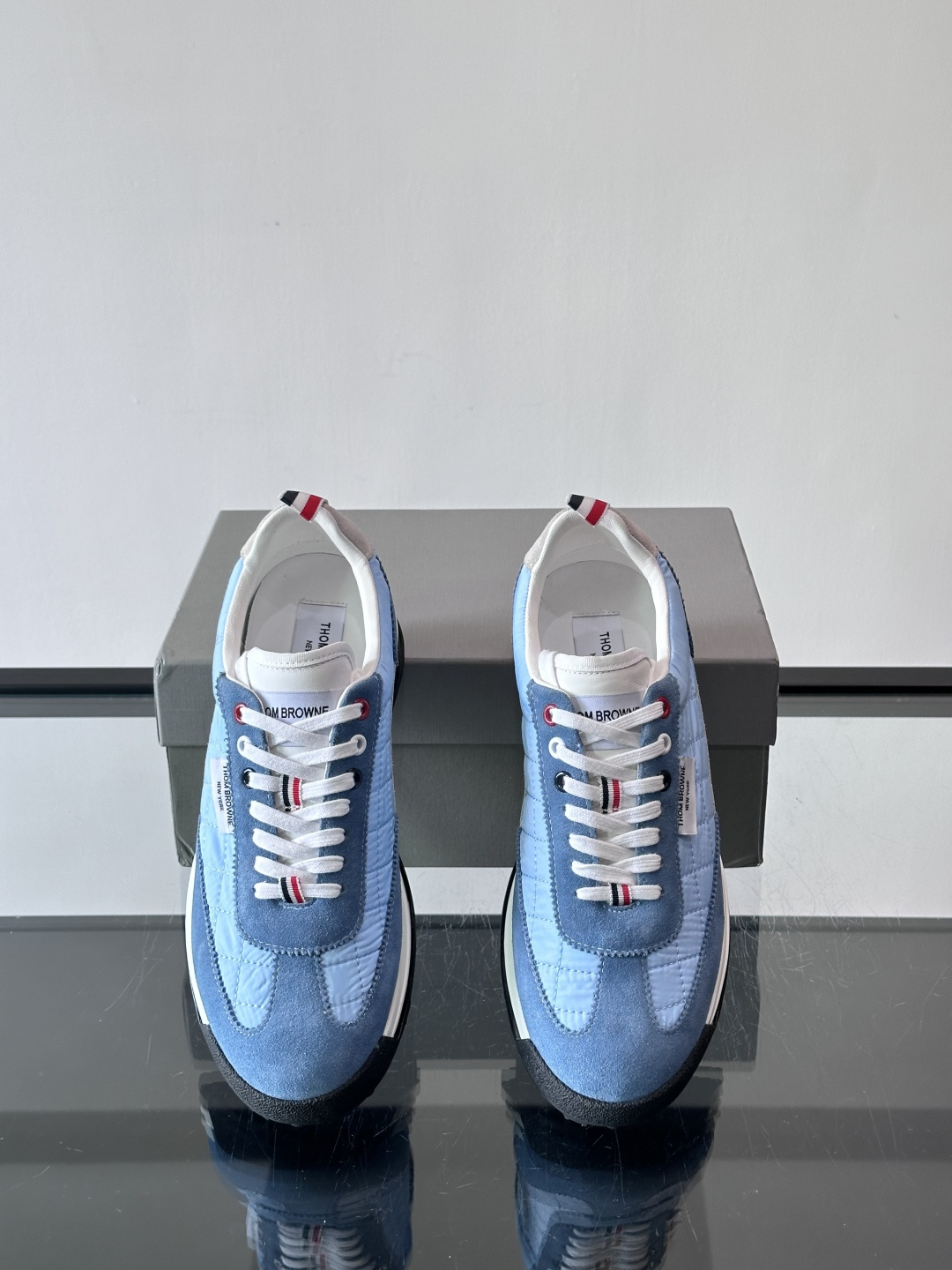 Thom Browne男士气垫休闲鞋，麂皮+网布拼接，质感细腻又透气。标志性红白蓝鞋带，辨识度超高。透明