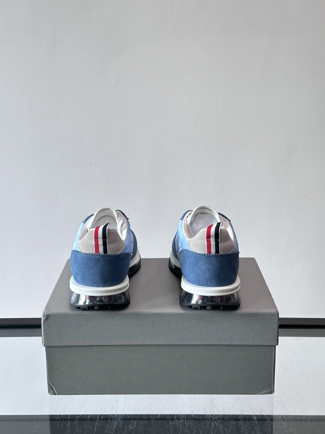 Thom Browne男士气垫休闲鞋，麂皮+网布拼接，质感细腻又透气。标志性红白蓝鞋带，辨识度超高。透明