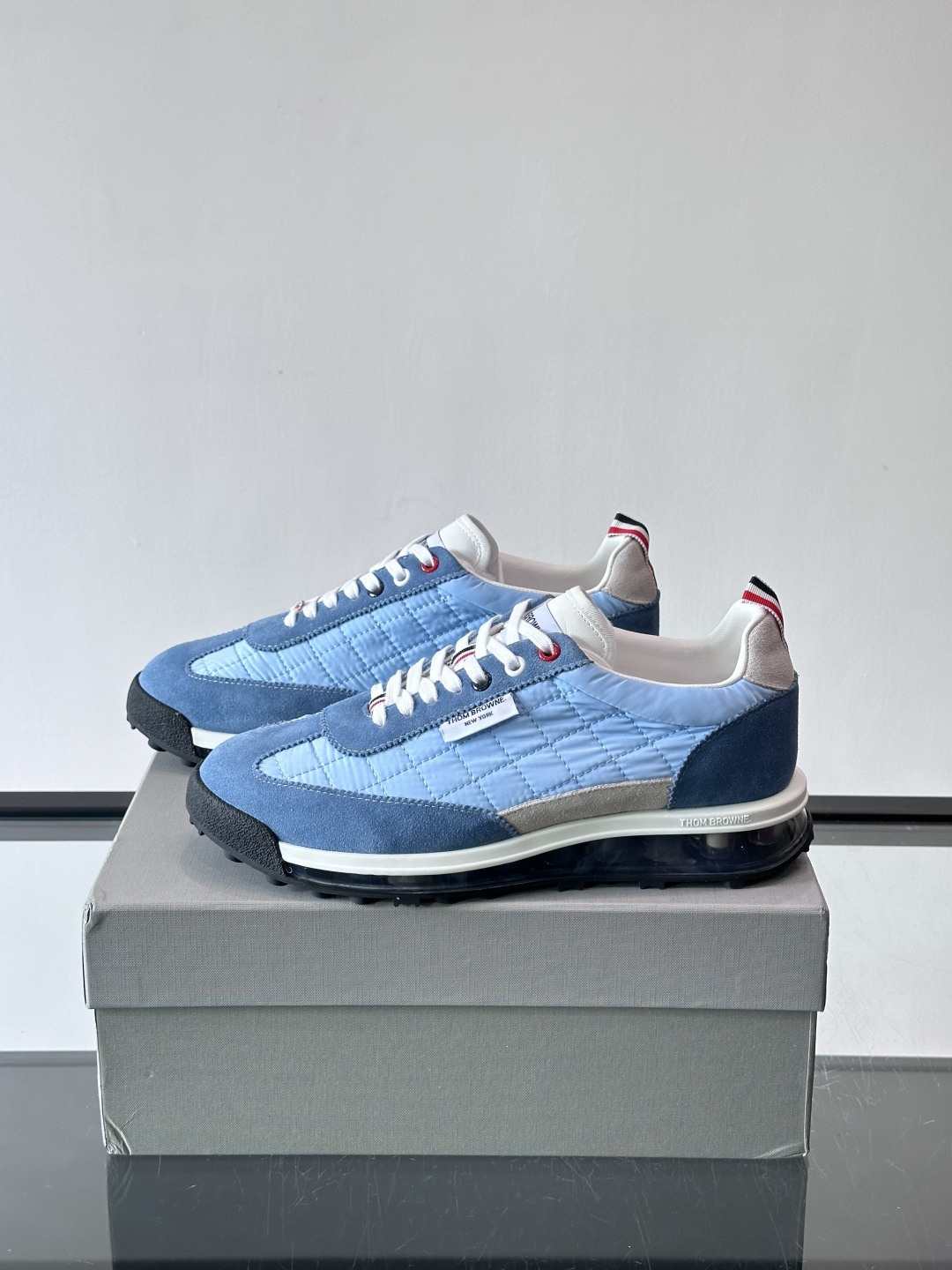 Thom Browne男士气垫休闲鞋，麂皮+网布拼接，质感细腻又透气。标志性红白蓝鞋带，辨识度超高。透明