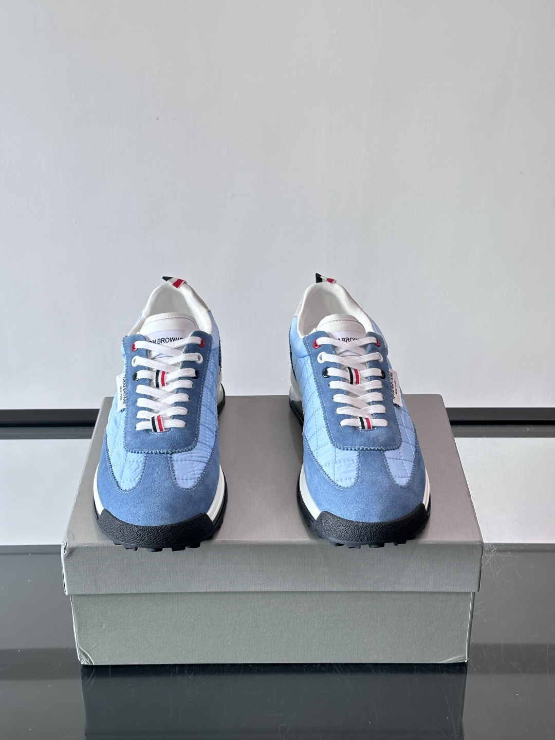 Thom Browne男士气垫休闲鞋，麂皮+网布拼接，质感细腻又透气。标志性红白蓝鞋带，辨识度超高。透明