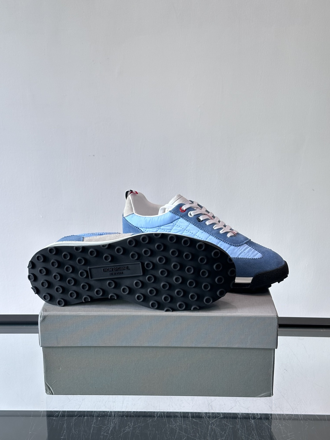 Thom Browne男士气垫休闲鞋，麂皮+网布拼接，质感细腻又透气。标志性红白蓝鞋带，辨识度超高。透明