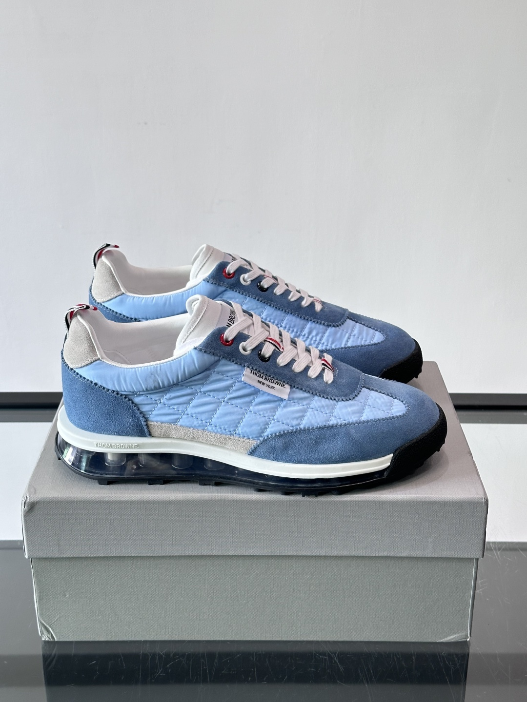 Thom Browne男士气垫休闲鞋，麂皮+网布拼接，质感细腻又透气。标志性红白蓝鞋带，辨识度超高。透明