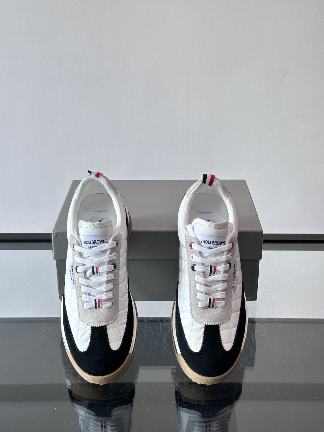 Thom Browne男士气垫休闲鞋，麂皮+网布拼接，质感细腻又透气。标志性红白蓝鞋带，辨识度超高。透明