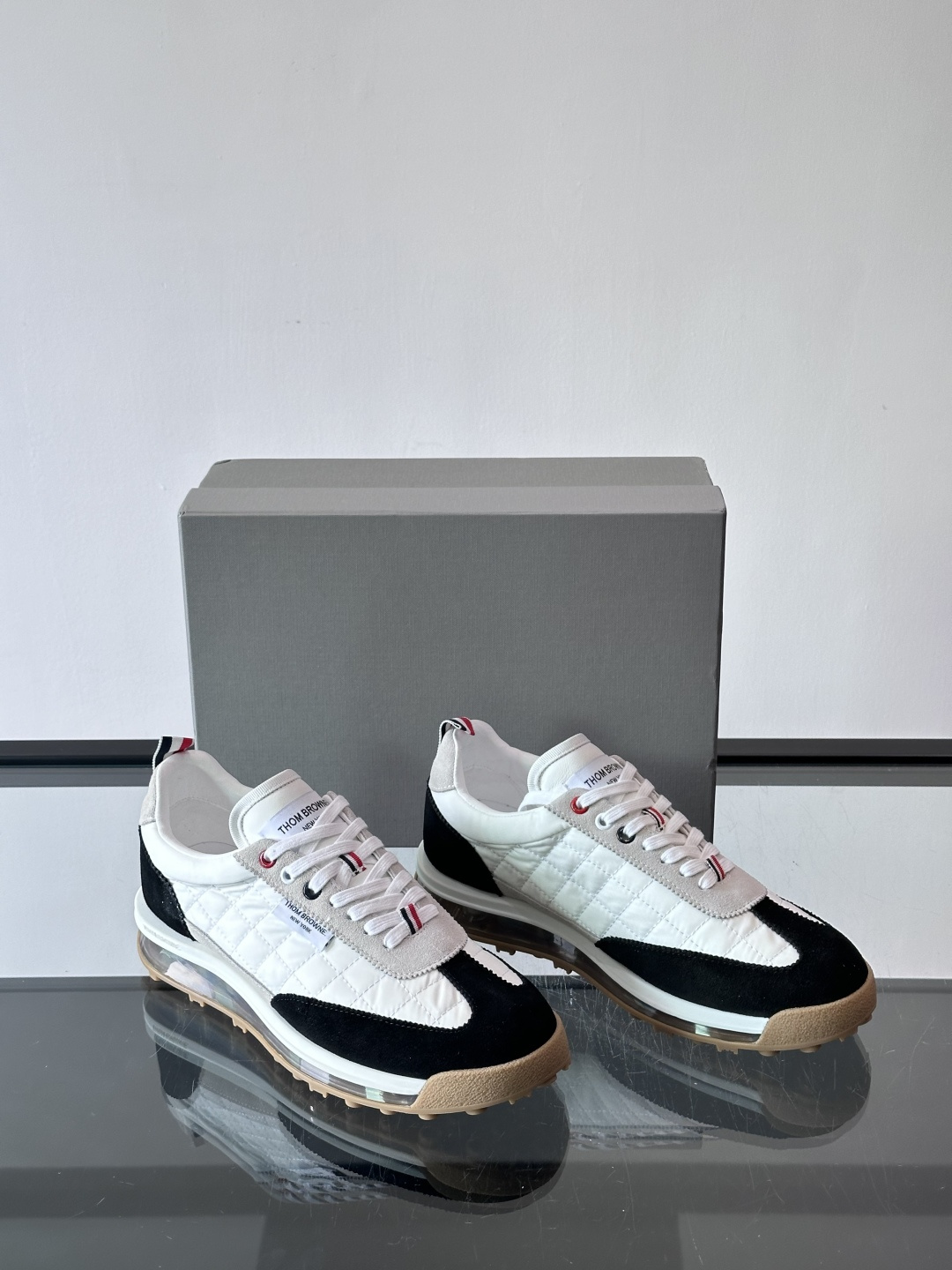 Thom Browne男士气垫休闲鞋，麂皮+网布拼接，质感细腻又透气。标志性红白蓝鞋带，辨识度超高。透明