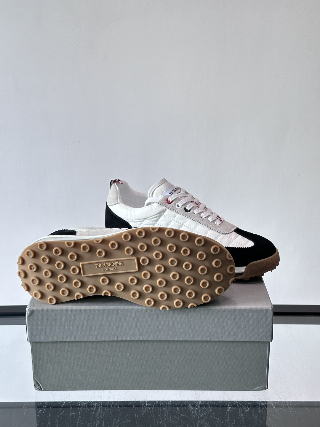 Thom Browne男士气垫休闲鞋，麂皮+网布拼接，质感细腻又透气。标志性红白蓝鞋带，辨识度超高。透明