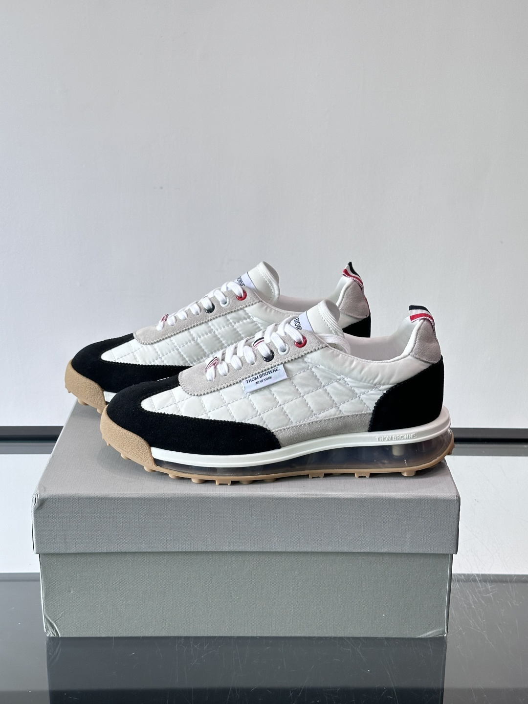 Thom Browne男士气垫休闲鞋，麂皮+网布拼接，质感细腻又透气。标志性红白蓝鞋带，辨识度超高。透明