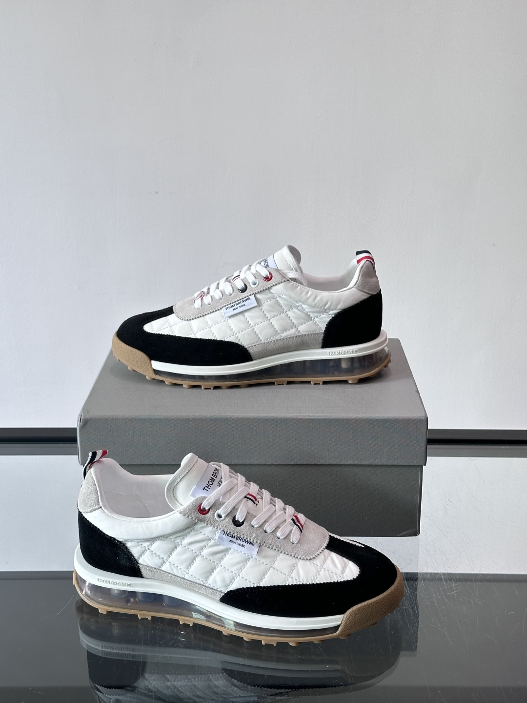 Thom Browne男士气垫休闲鞋，麂皮+网布拼接，质感细腻又透气。标志性红白蓝鞋带，辨识度超高。透明