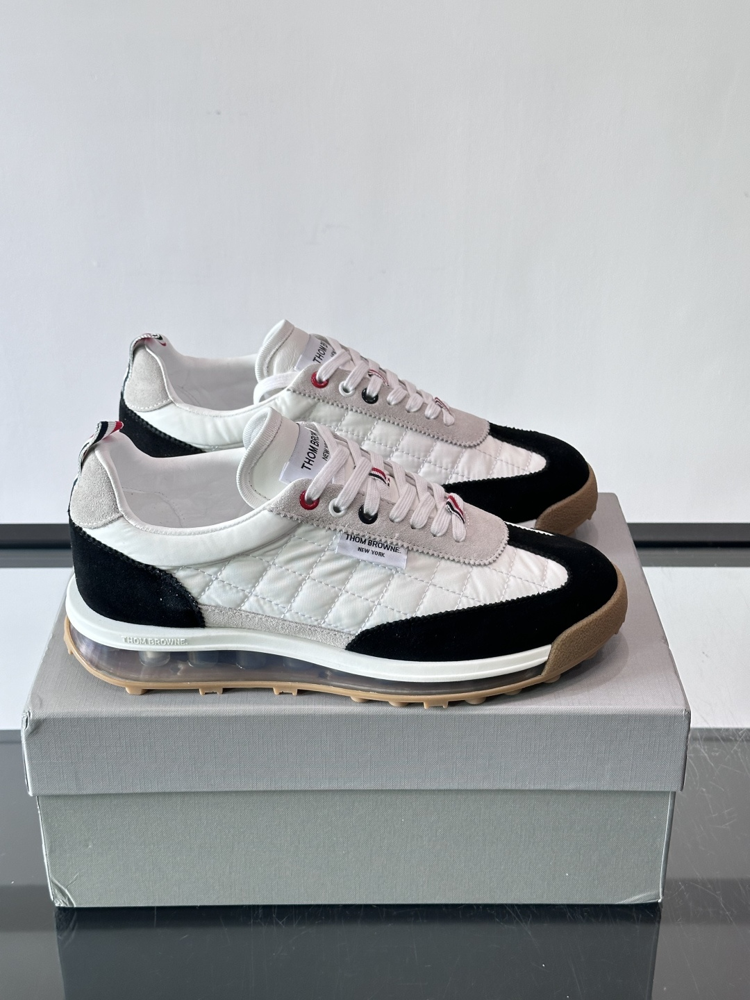 NO:729205,Thom Browne men's air-cushion casual shoes, suede + mesh stitching, fine texture and breathable. Iconic red, white and blue shoelaces, highly recognizable. Transparent air-cushion soles, cushioning and comfortable, suitable for daily or light exercise!  The tongue brand label is full of details. Inspired by retro jogging shoes, it is fashionable and practical, and is a representative of high-end casual shoes!  ,size38-45 (46 is custom-made and cannot be returned or exchanged),,chamois leather19860909Thom Browne男士气垫休闲鞋,麂皮+网布拼接,质感细腻又透气.标志性红白蓝鞋带,辨识度超高.透明气垫鞋底,缓震舒适,日常或轻运动都OK！鞋舌品牌标签,细节满分.复古慢跑鞋灵感,时尚实用兼备,是高端休闲鞋代表！ ,size38-45（46定做不退换）,,chamois leather,Men's shoes