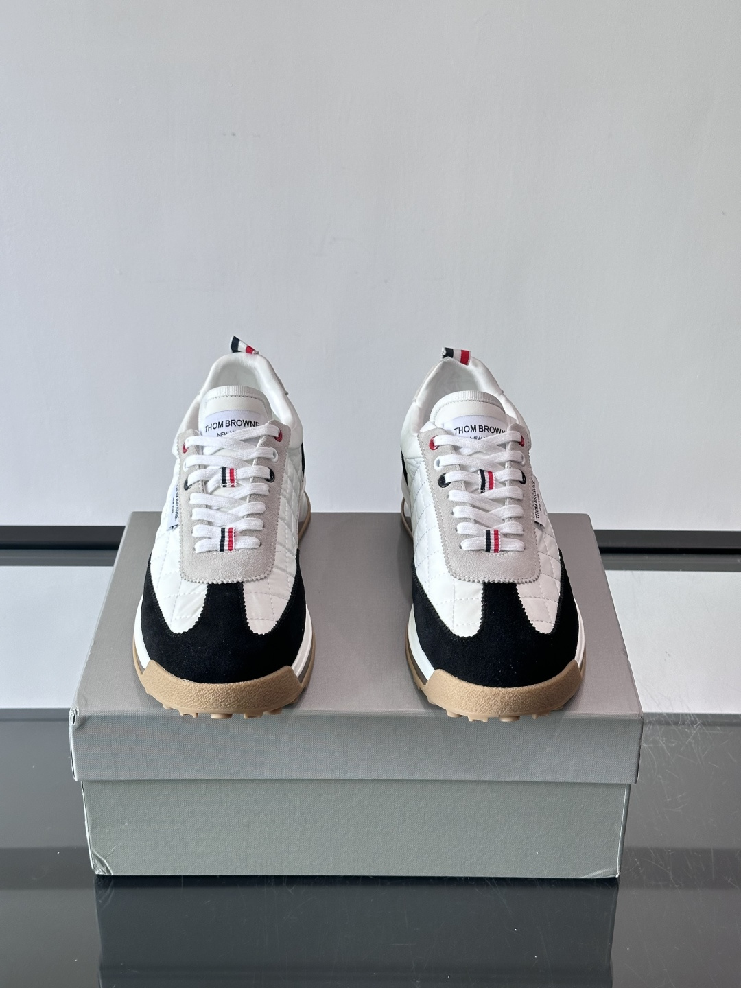 Thom Browne男士气垫休闲鞋，麂皮+网布拼接，质感细腻又透气。标志性红白蓝鞋带，辨识度超高。透明