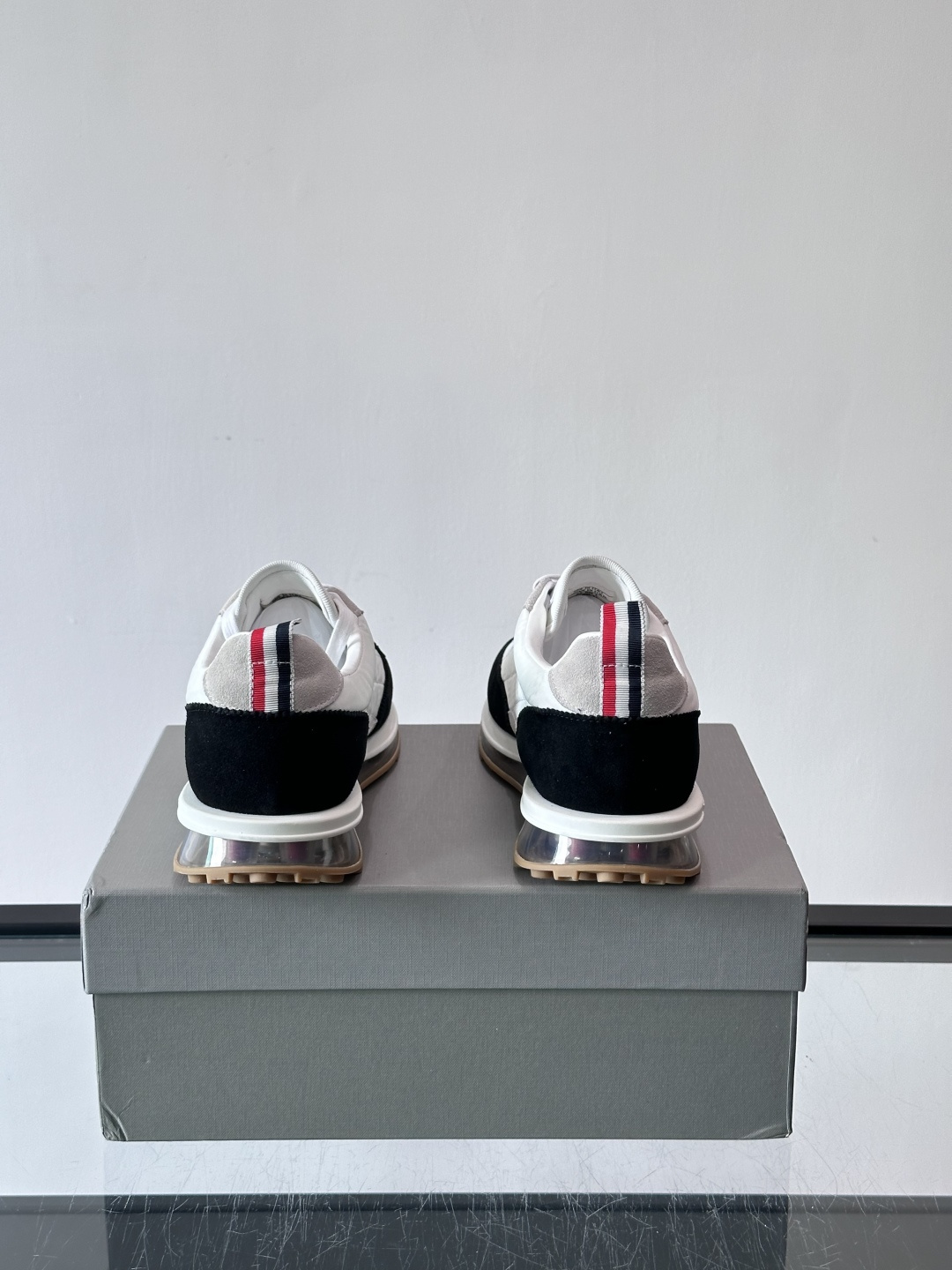 Thom Browne男士气垫休闲鞋，麂皮+网布拼接，质感细腻又透气。标志性红白蓝鞋带，辨识度超高。透明