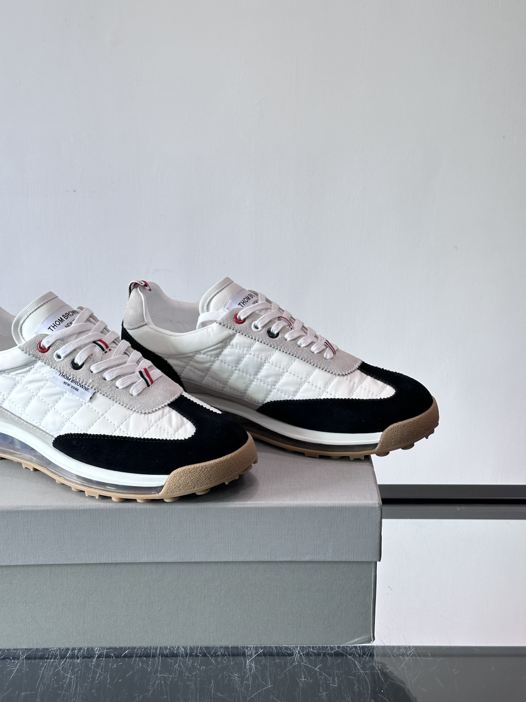 Thom Browne男士气垫休闲鞋，麂皮+网布拼接，质感细腻又透气。标志性红白蓝鞋带，辨识度超高。透明