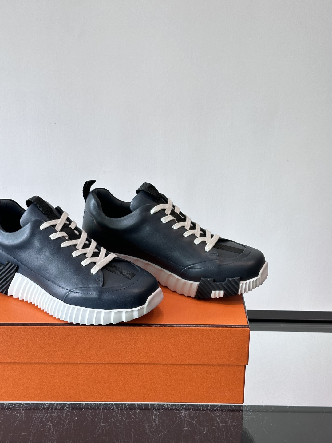 爱马仕Bouncing系列运动鞋，采用柔软小牛皮，搭配TPU发泡双色大底，轻盈又舒适。鞋侧“H”字母几何