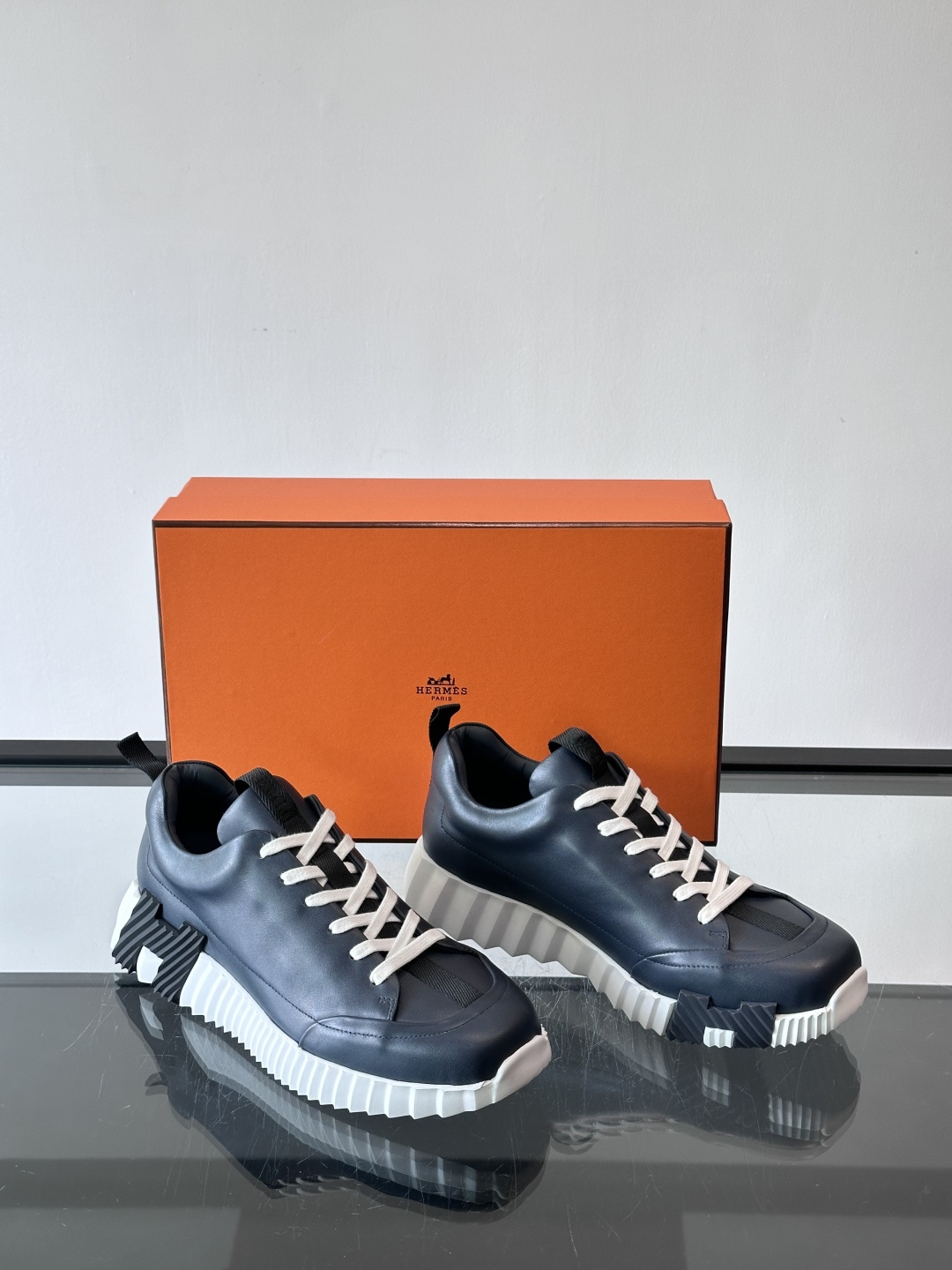 爱马仕Bouncing系列运动鞋，采用柔软小牛皮，搭配TPU发泡双色大底，轻盈又舒适。鞋侧“H”字母几何