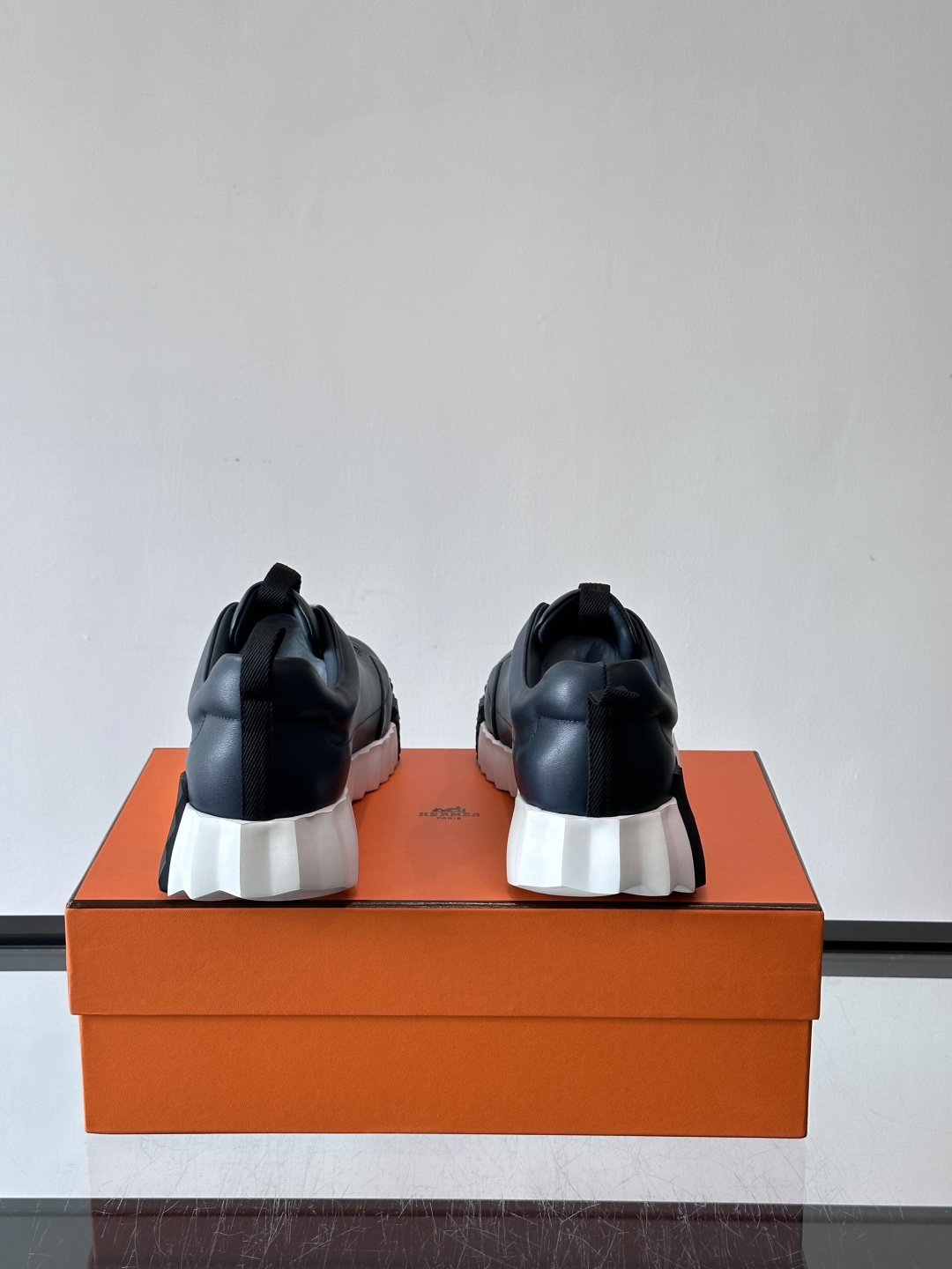 爱马仕Bouncing系列运动鞋，采用柔软小牛皮，搭配TPU发泡双色大底，轻盈又舒适。鞋侧“H”字母几何