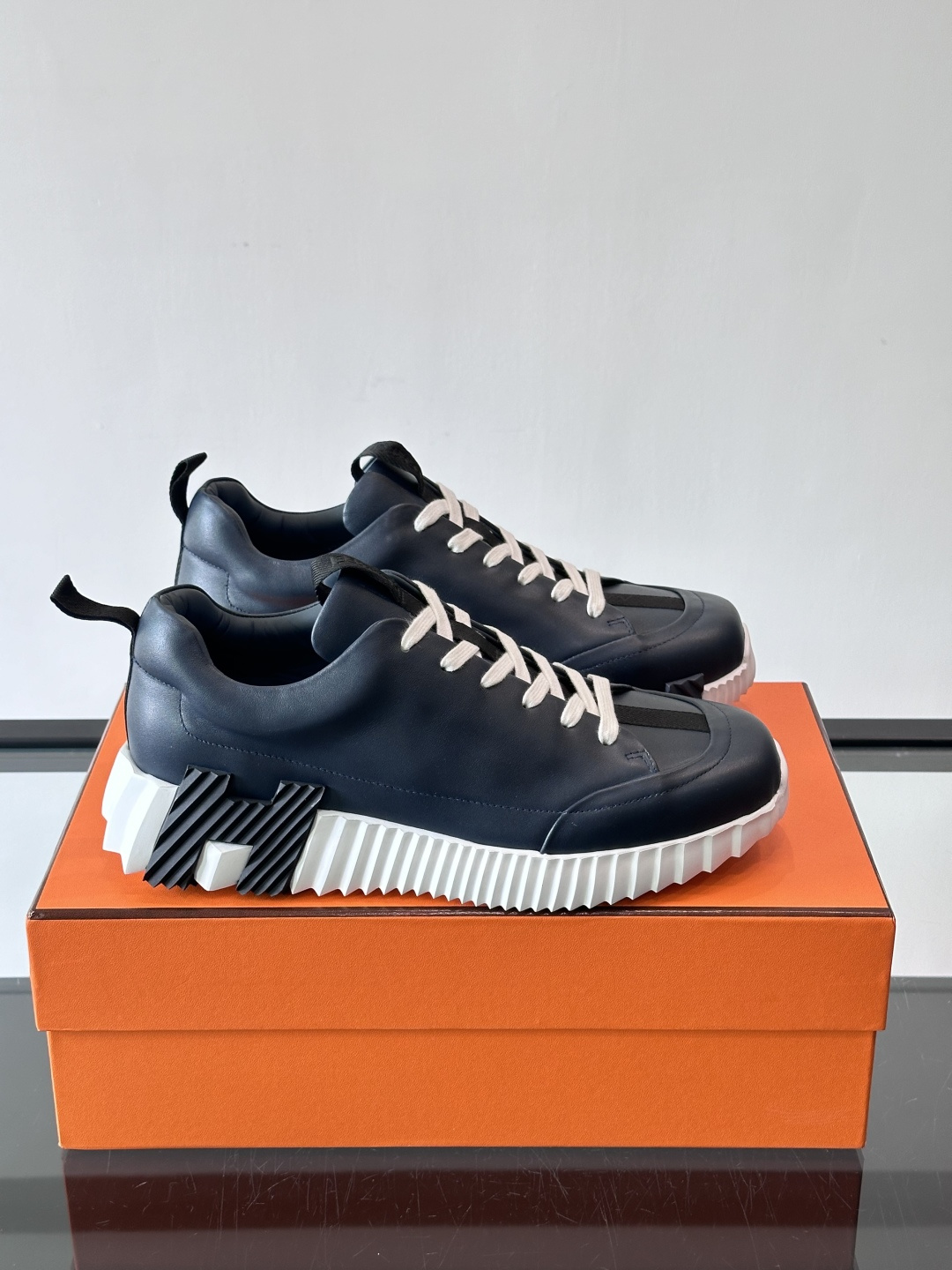 爱马仕Bouncing系列运动鞋，采用柔软小牛皮，搭配TPU发泡双色大底，轻盈又舒适。鞋侧“H”字母几何