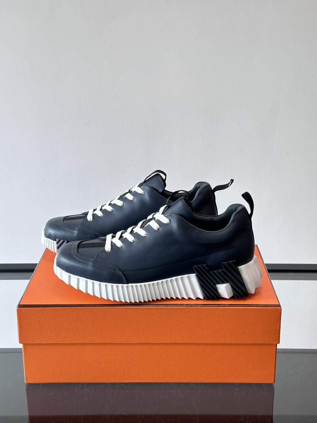 爱马仕Bouncing系列运动鞋，采用柔软小牛皮，搭配TPU发泡双色大底，轻盈又舒适。鞋侧“H”字母几何