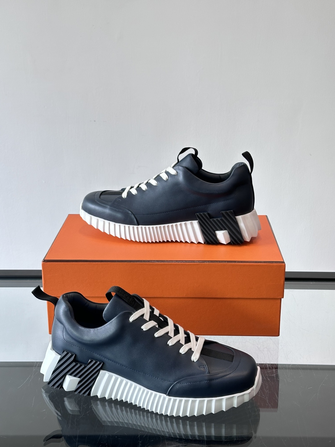 爱马仕Bouncing系列运动鞋，采用柔软小牛皮，搭配TPU发泡双色大底，轻盈又舒适。鞋侧“H”字母几何