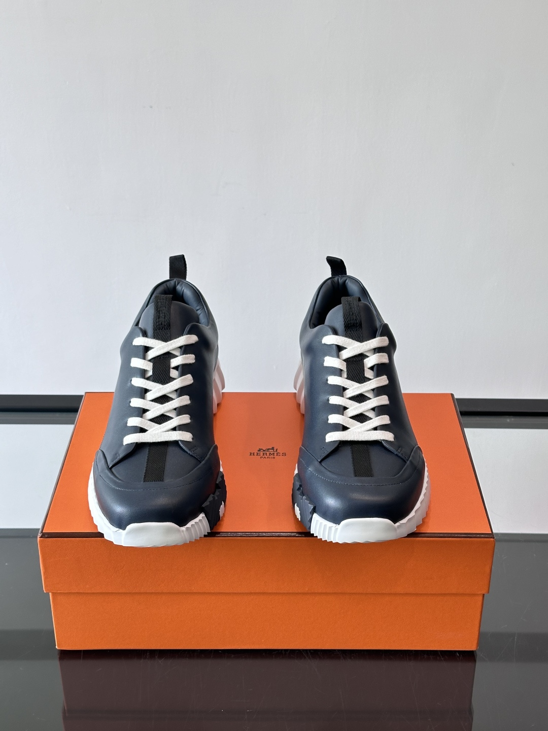 爱马仕Bouncing系列运动鞋，采用柔软小牛皮，搭配TPU发泡双色大底，轻盈又舒适。鞋侧“H”字母几何