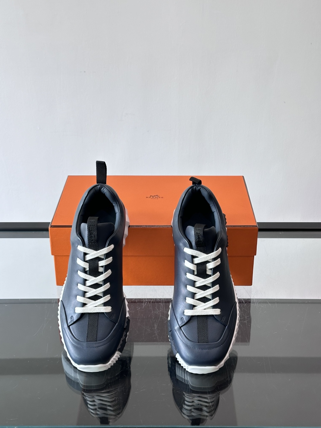 爱马仕Bouncing系列运动鞋，采用柔软小牛皮，搭配TPU发泡双色大底，轻盈又舒适。鞋侧“H”字母几何