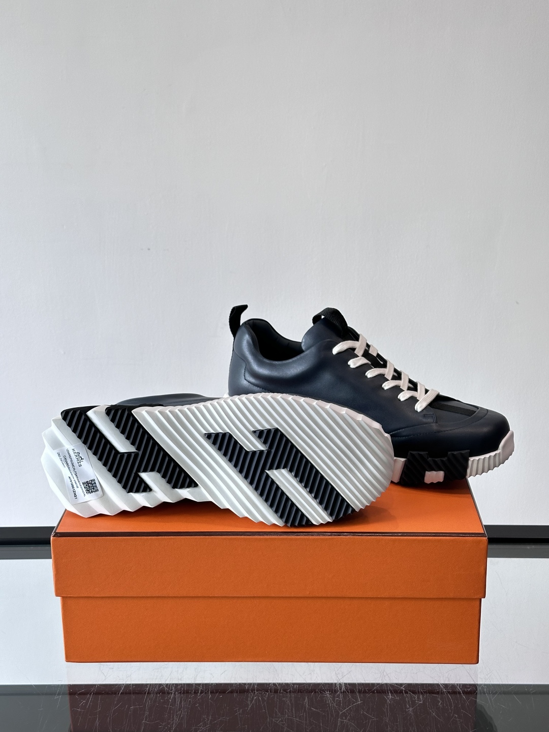 爱马仕Bouncing系列运动鞋，采用柔软小牛皮，搭配TPU发泡双色大底，轻盈又舒适。鞋侧“H”字母几何