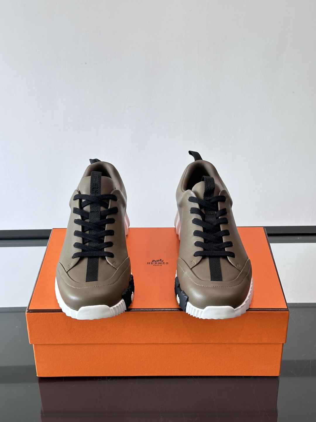 爱马仕Bouncing系列运动鞋，采用柔软小牛皮，搭配TPU发泡双色大底，轻盈又舒适。鞋侧“H”字母几何