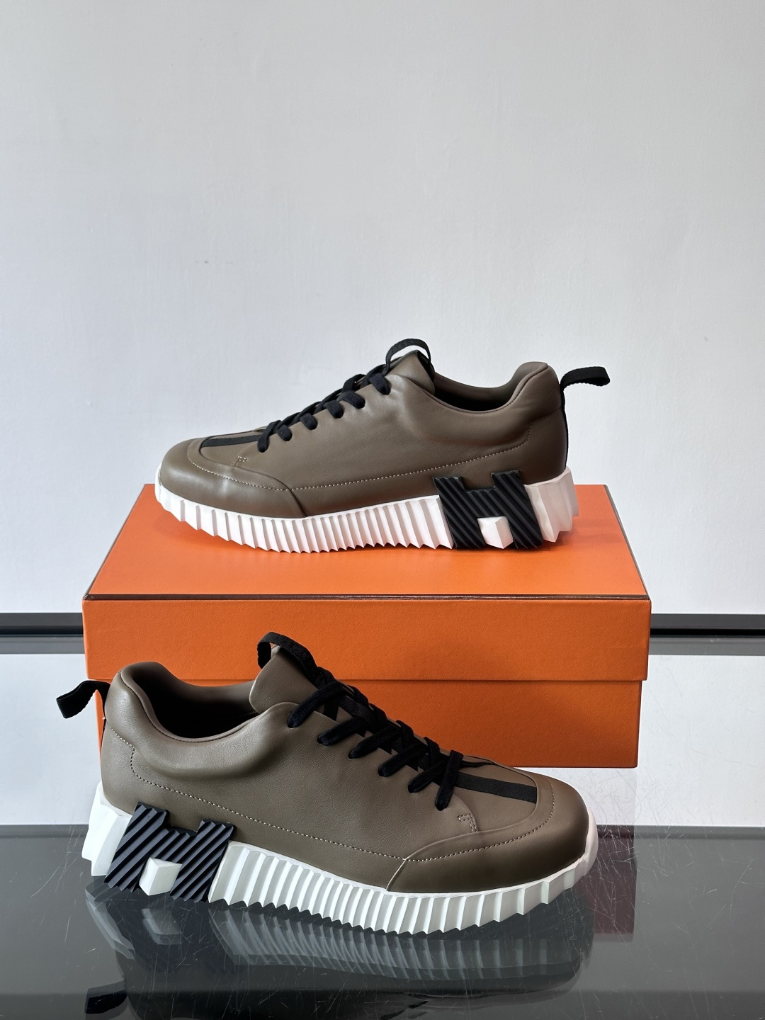 爱马仕Bouncing系列运动鞋，采用柔软小牛皮，搭配TPU发泡双色大底，轻盈又舒适。鞋侧“H”字母几何