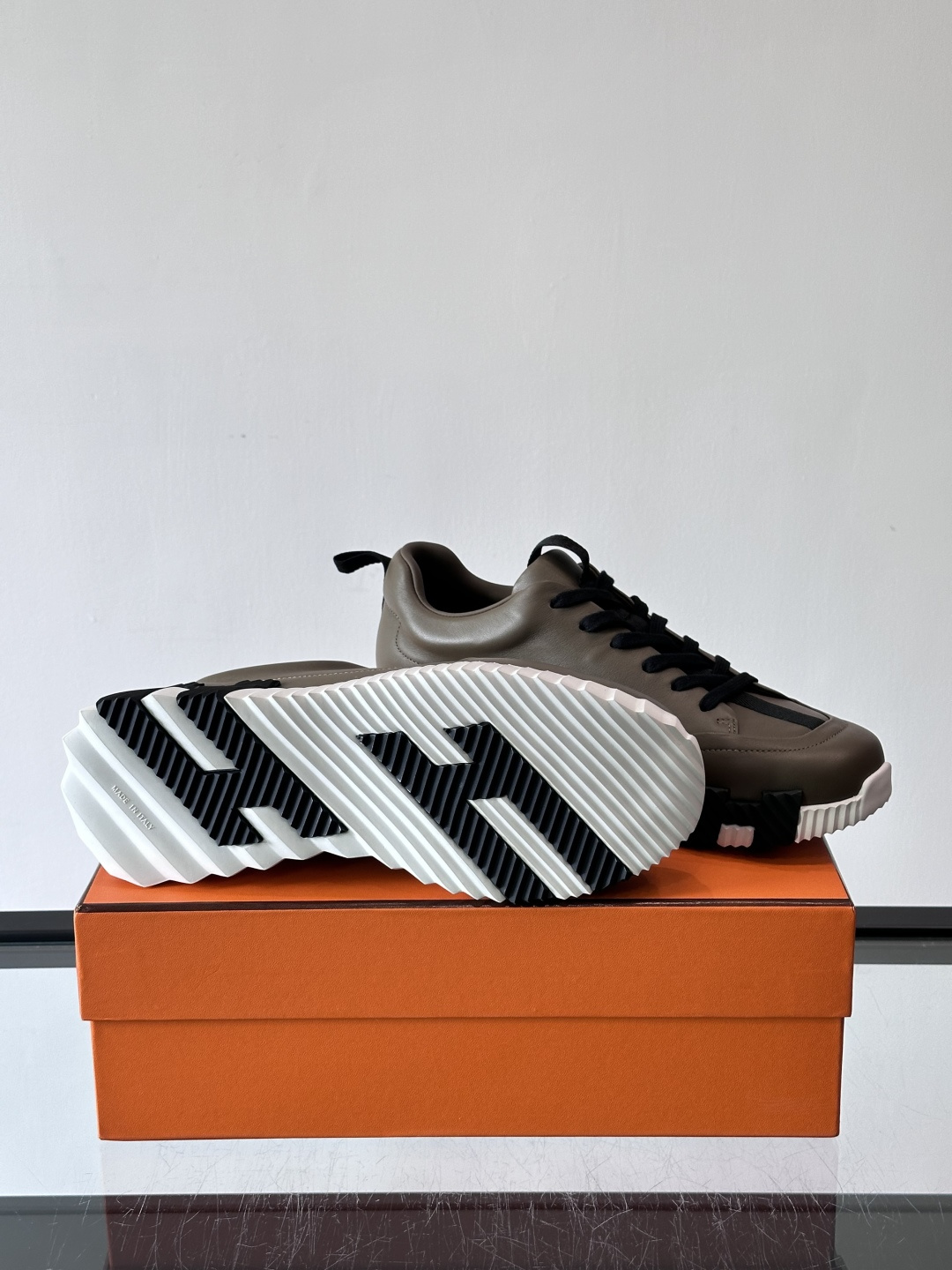 爱马仕Bouncing系列运动鞋，采用柔软小牛皮，搭配TPU发泡双色大底，轻盈又舒适。鞋侧“H”字母几何