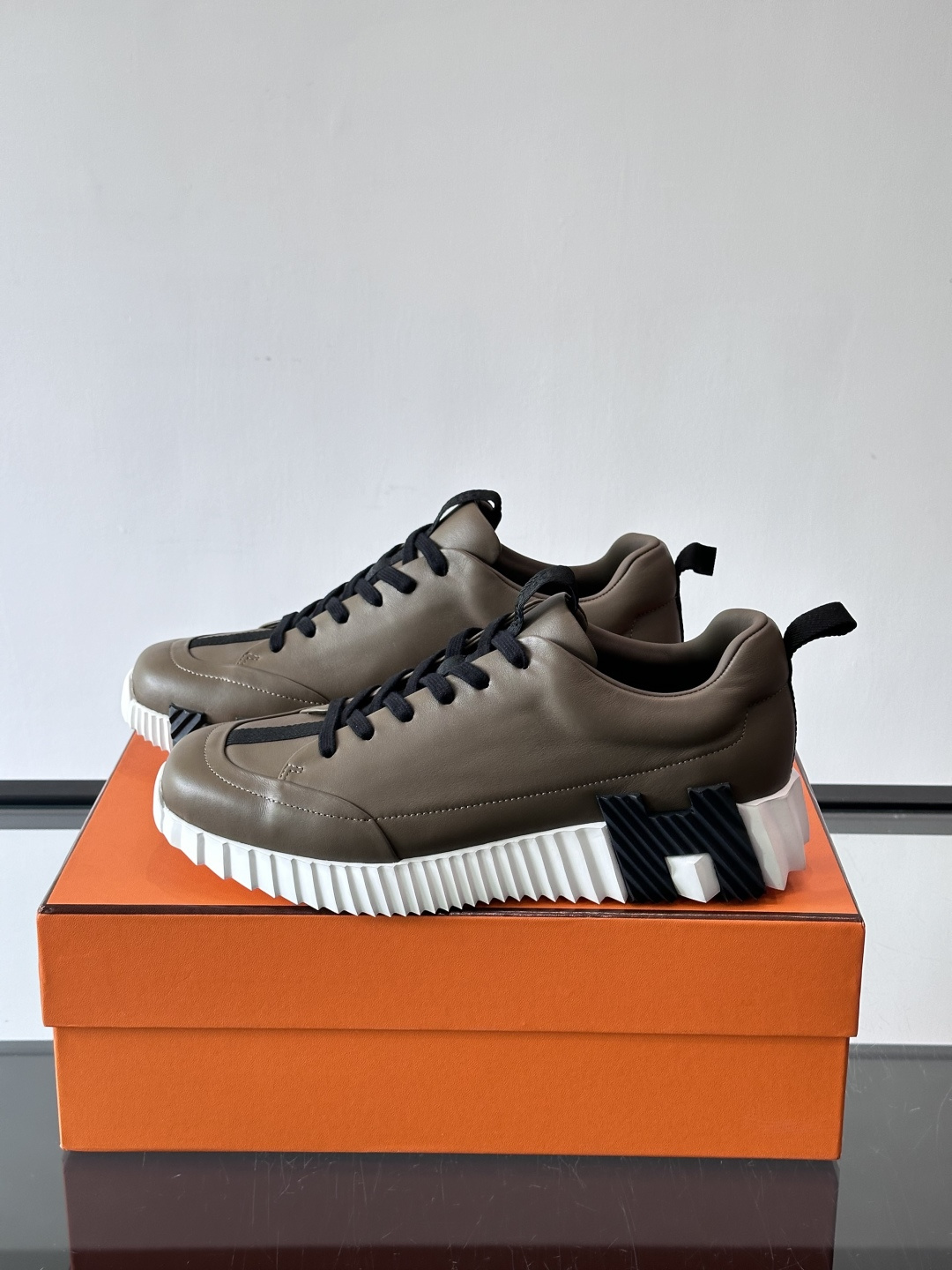 爱马仕Bouncing系列运动鞋，采用柔软小牛皮，搭配TPU发泡双色大底，轻盈又舒适。鞋侧“H”字母几何