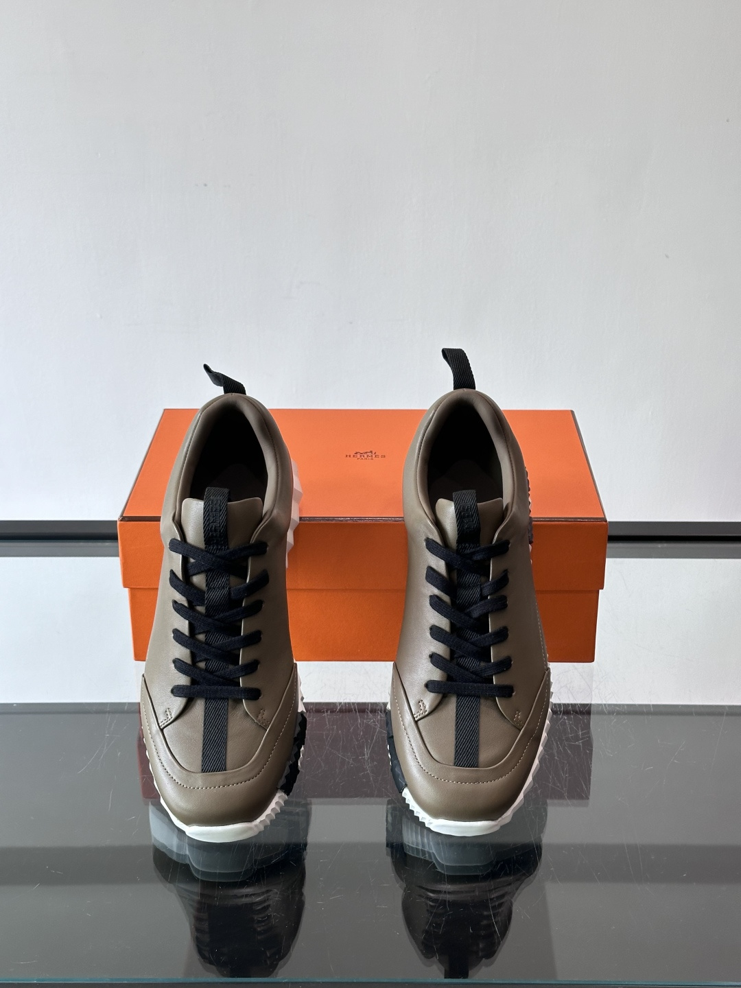 爱马仕Bouncing系列运动鞋，采用柔软小牛皮，搭配TPU发泡双色大底，轻盈又舒适。鞋侧“H”字母几何