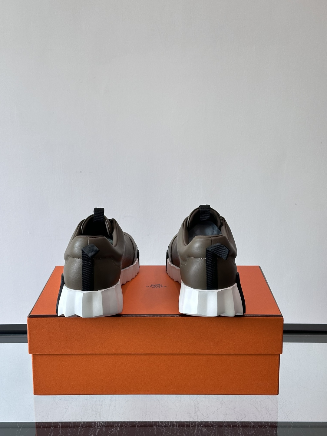 爱马仕Bouncing系列运动鞋，采用柔软小牛皮，搭配TPU发泡双色大底，轻盈又舒适。鞋侧“H”字母几何