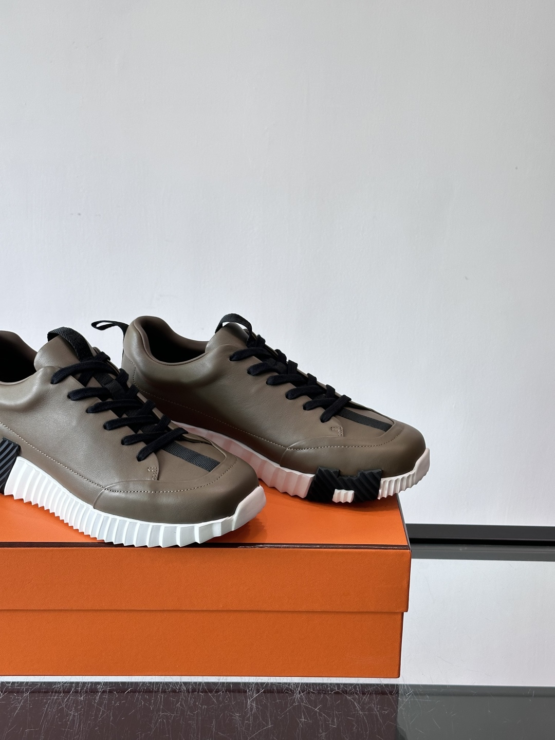 爱马仕Bouncing系列运动鞋，采用柔软小牛皮，搭配TPU发泡双色大底，轻盈又舒适。鞋侧“H”字母几何