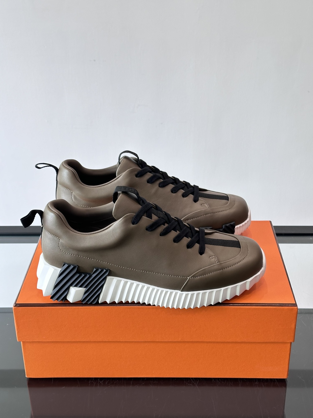 爱马仕Bouncing系列运动鞋，采用柔软小牛皮，搭配TPU发泡双色大底，轻盈又舒适。鞋侧“H”字母几何