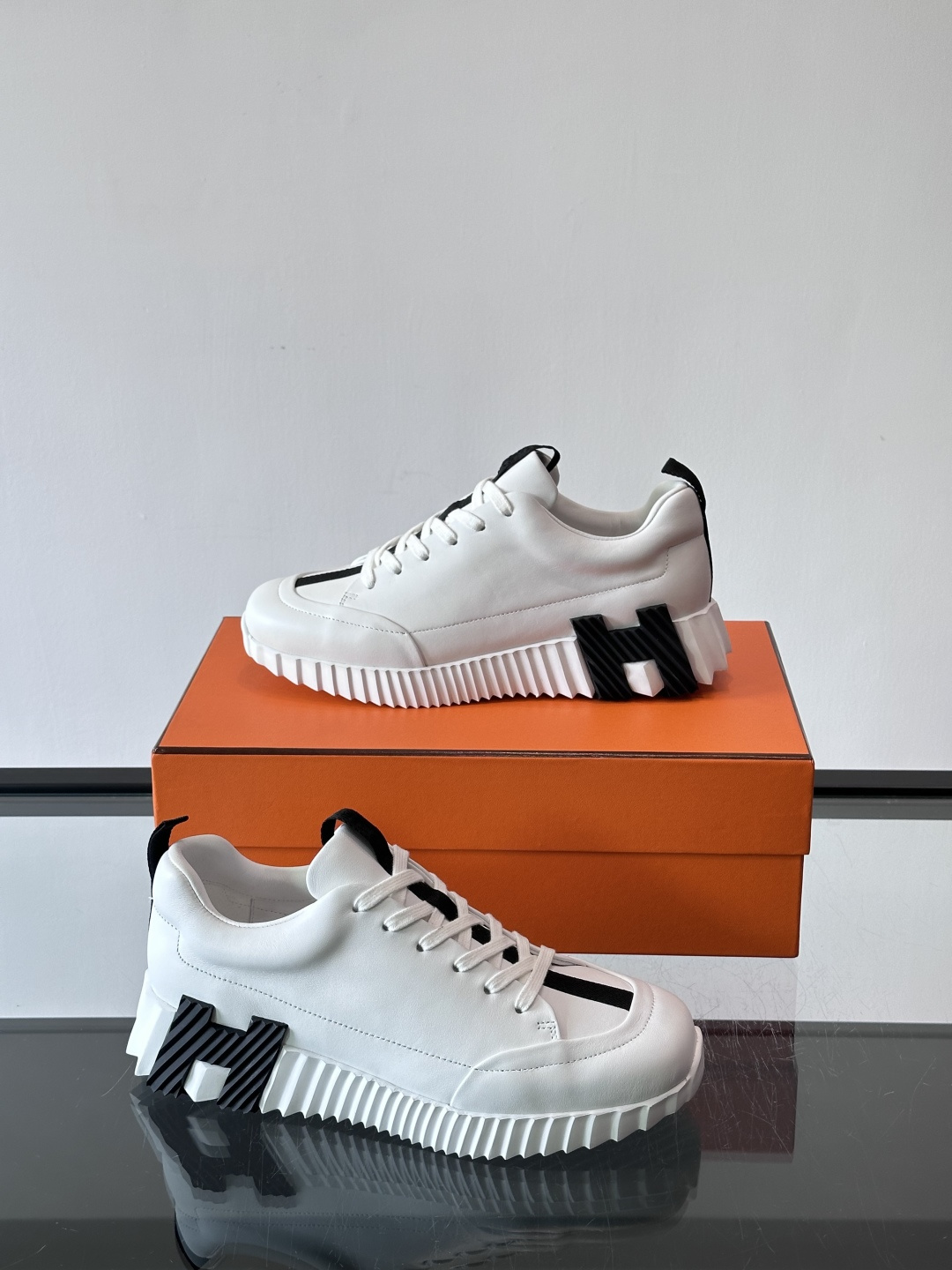 爱马仕Bouncing系列运动鞋，采用柔软小牛皮，搭配TPU发泡双色大底，轻盈又舒适。鞋侧“H”字母几何