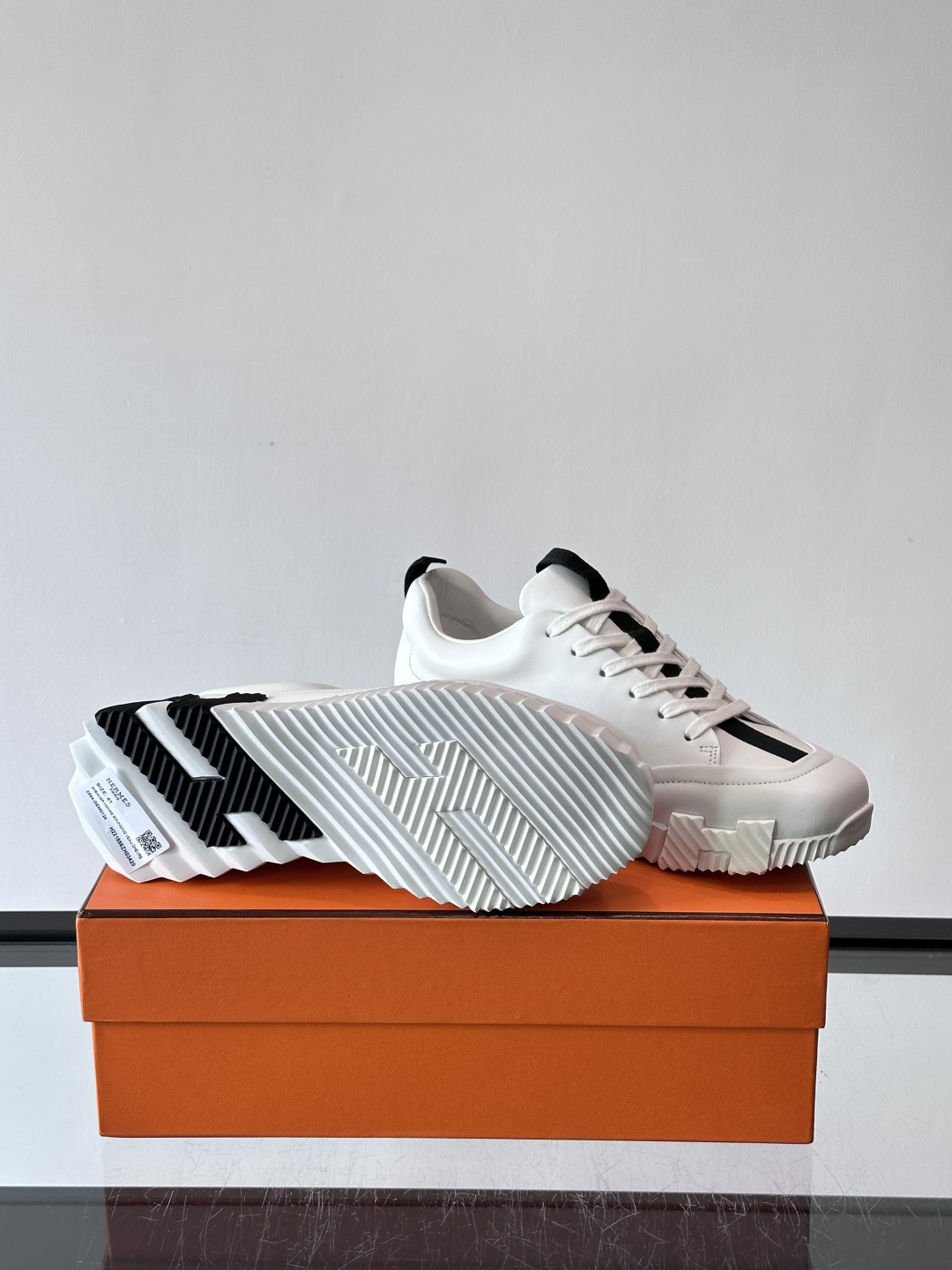 爱马仕Bouncing系列运动鞋，采用柔软小牛皮，搭配TPU发泡双色大底，轻盈又舒适。鞋侧“H”字母几何