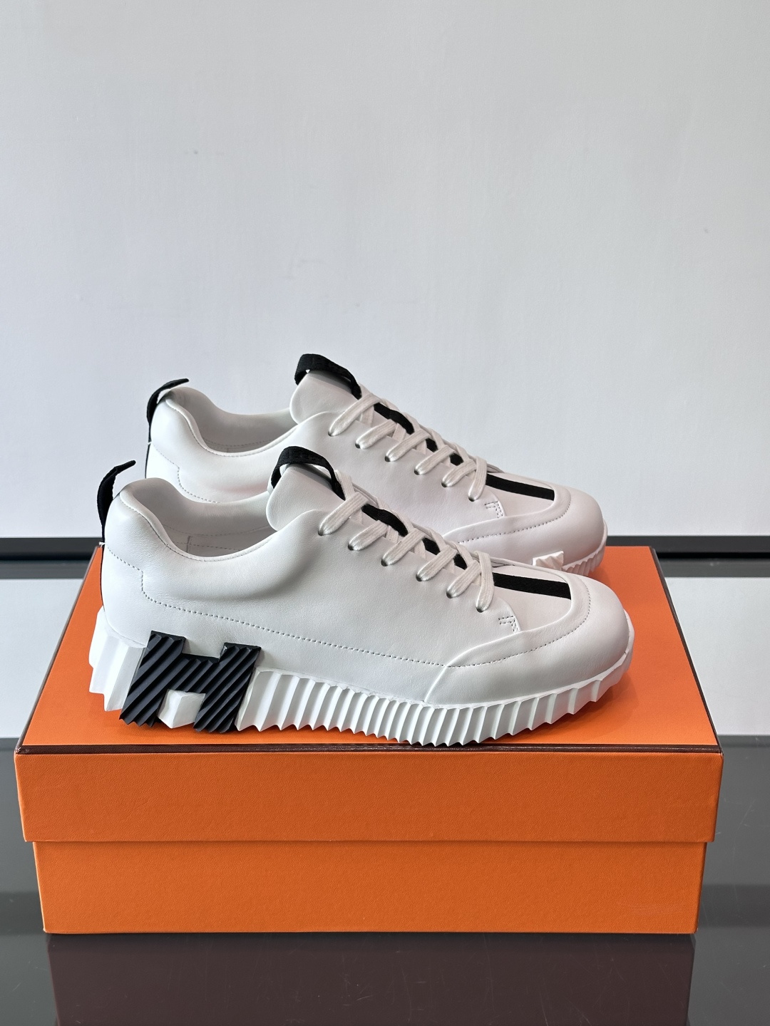 爱马仕Bouncing系列运动鞋，采用柔软小牛皮，搭配TPU发泡双色大底，轻盈又舒适。鞋侧“H”字母几何