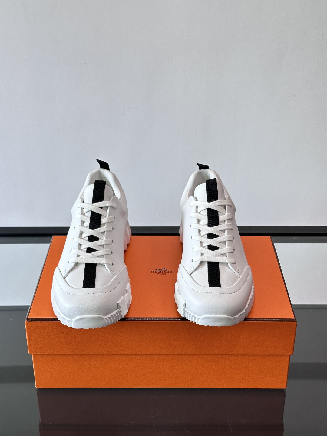 爱马仕Bouncing系列运动鞋，采用柔软小牛皮，搭配TPU发泡双色大底，轻盈又舒适。鞋侧“H”字母几何