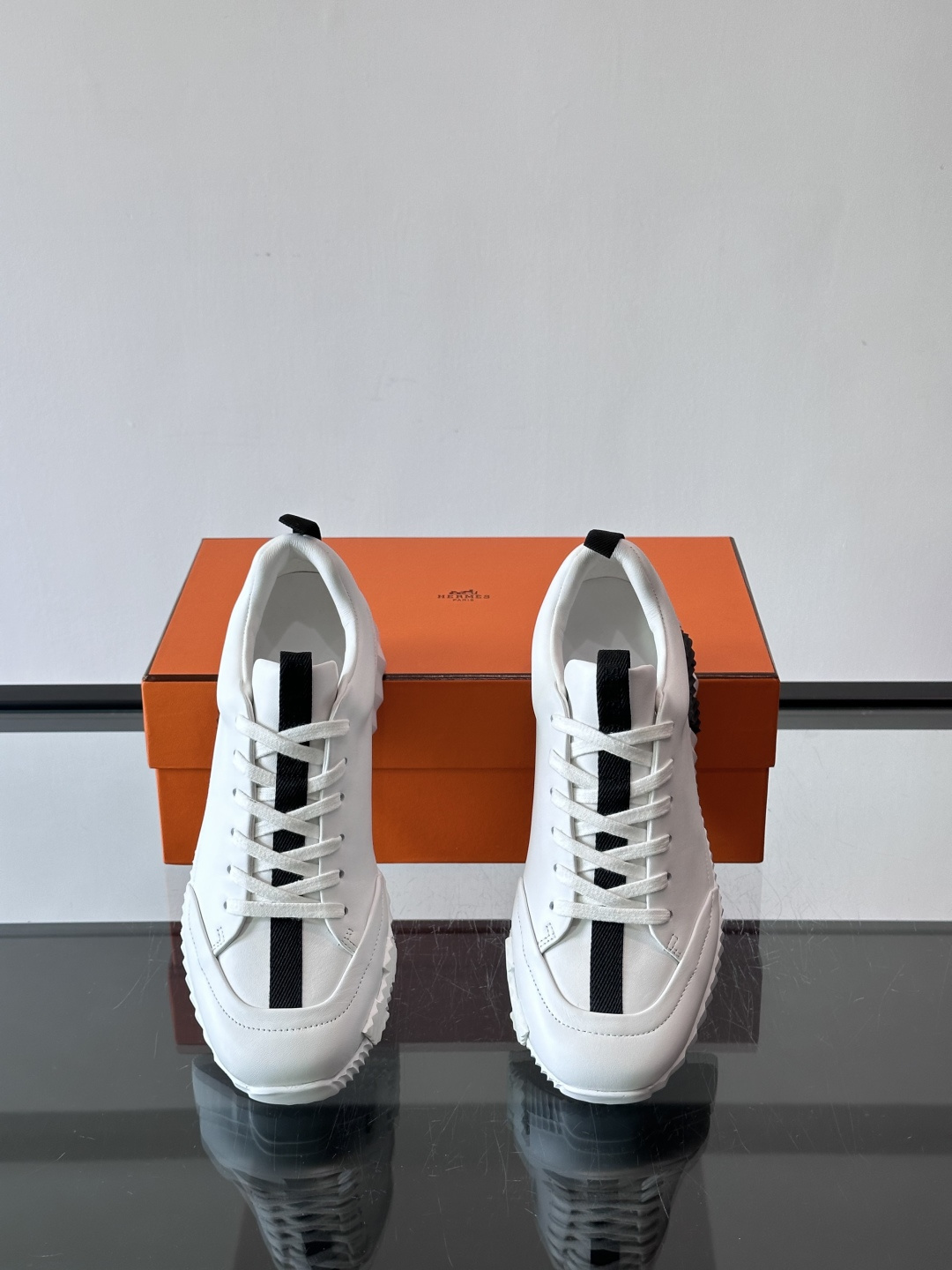 爱马仕Bouncing系列运动鞋，采用柔软小牛皮，搭配TPU发泡双色大底，轻盈又舒适。鞋侧“H”字母几何