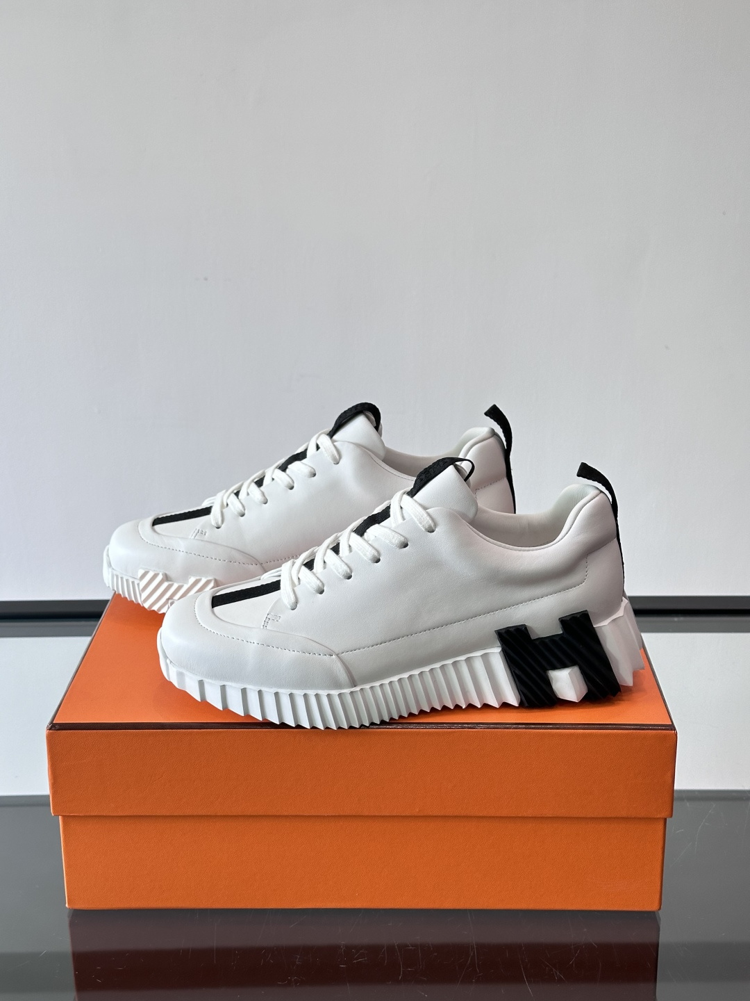 爱马仕Bouncing系列运动鞋，采用柔软小牛皮，搭配TPU发泡双色大底，轻盈又舒适。鞋侧“H”字母几何