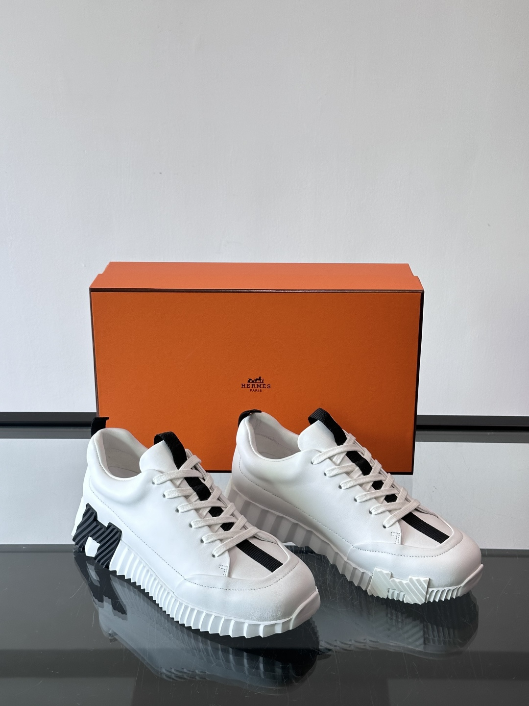 爱马仕Bouncing系列运动鞋，采用柔软小牛皮，搭配TPU发泡双色大底，轻盈又舒适。鞋侧“H”字母几何