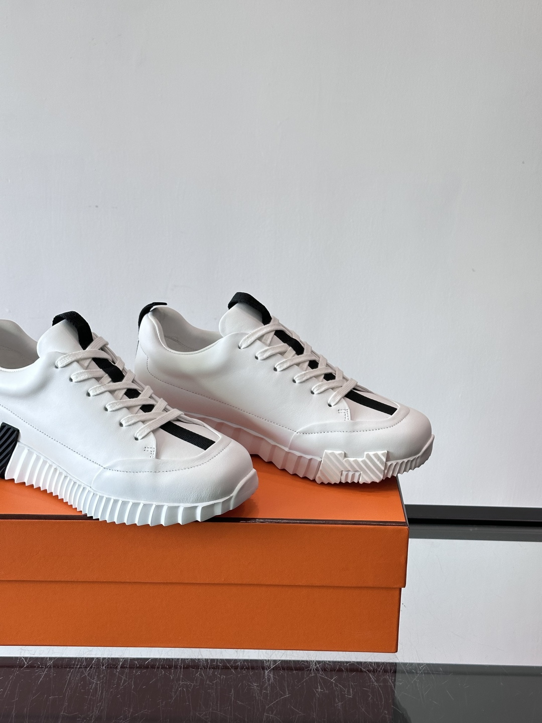 爱马仕Bouncing系列运动鞋，采用柔软小牛皮，搭配TPU发泡双色大底，轻盈又舒适。鞋侧“H”字母几何