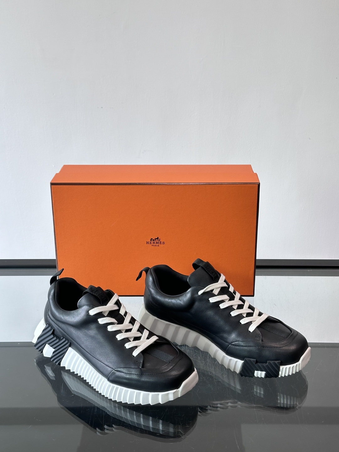 爱马仕Bouncing系列运动鞋，采用柔软小牛皮，搭配TPU发泡双色大底，轻盈又舒适。鞋侧“H”字母几何