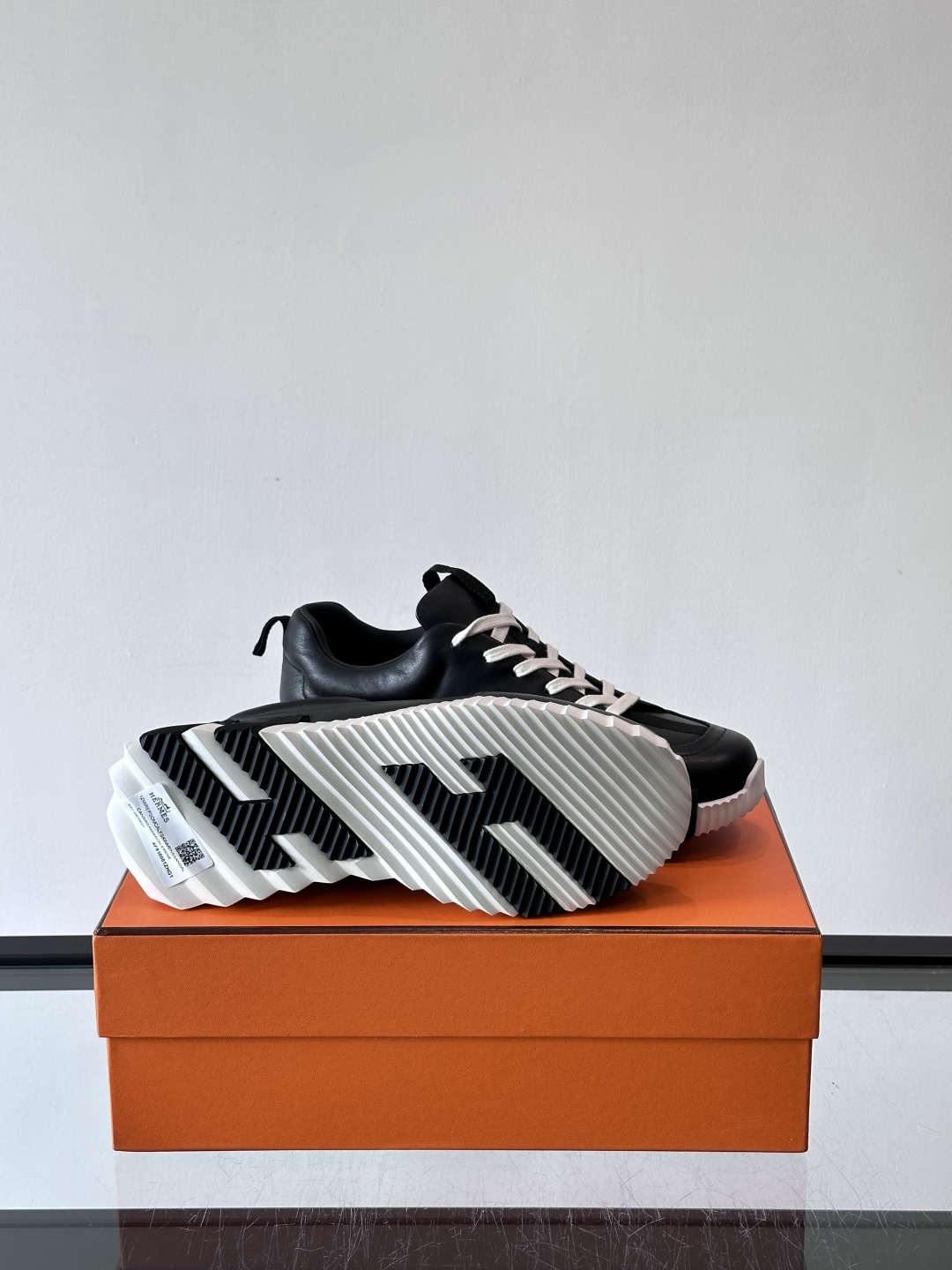 爱马仕Bouncing系列运动鞋，采用柔软小牛皮，搭配TPU发泡双色大底，轻盈又舒适。鞋侧“H”字母几何