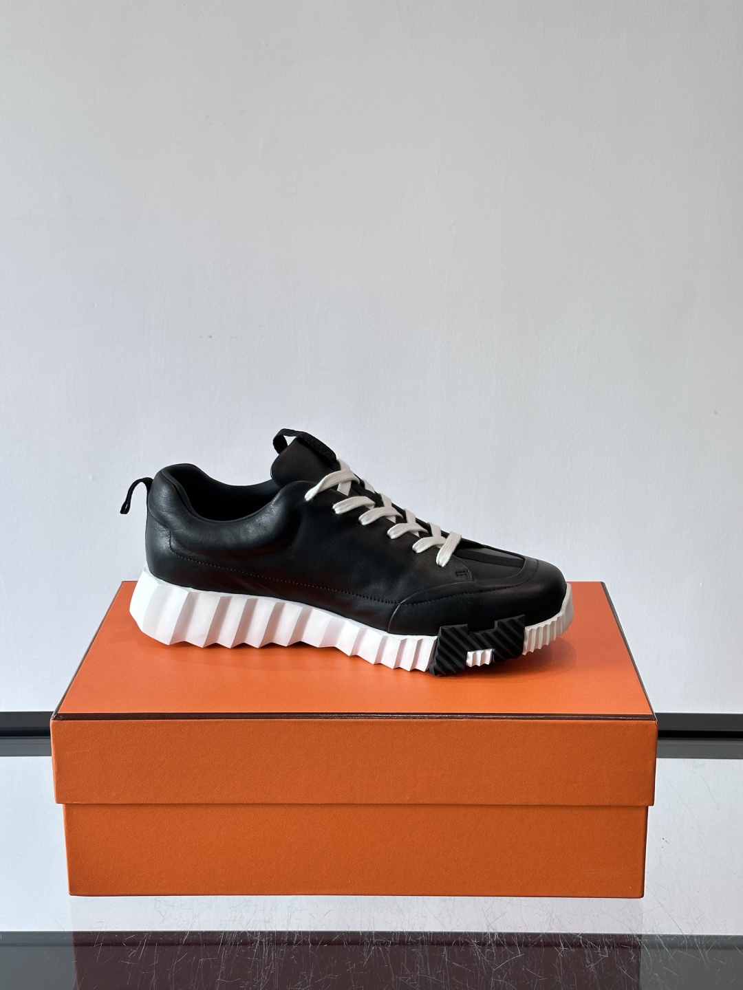 爱马仕Bouncing系列运动鞋，采用柔软小牛皮，搭配TPU发泡双色大底，轻盈又舒适。鞋侧“H”字母几何